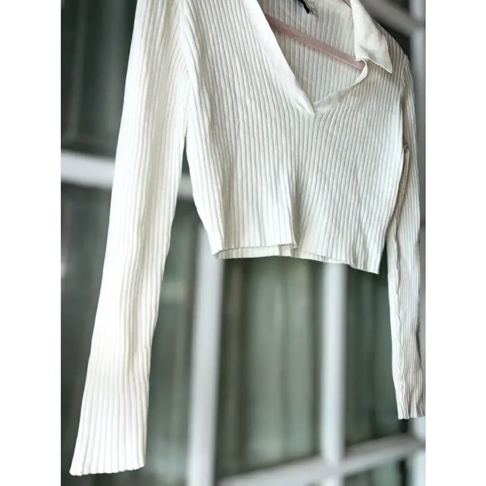 Divided by H&M Womens Medium Collared Ribbed Knit Long Sleeved Crop Top•Slim Fit